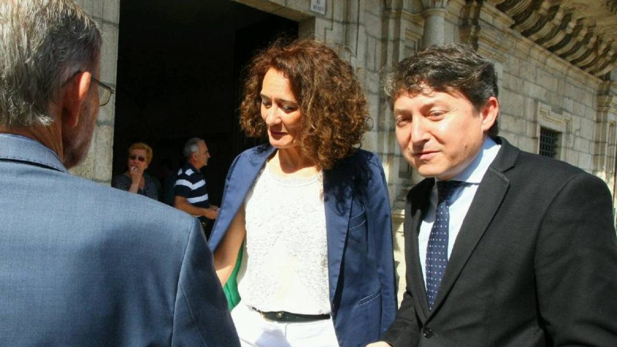 El portavoz de USE Bierzo en el Ayuntamiento de Ponferrada, Samuel Folgueral, junto a la alcaldesa de Ponferrada, Gloria Fernández Merayo, comparece ante los medios antes del pleno de organización y retribuciones de esta mañana en el consistorio municipal-ICAL