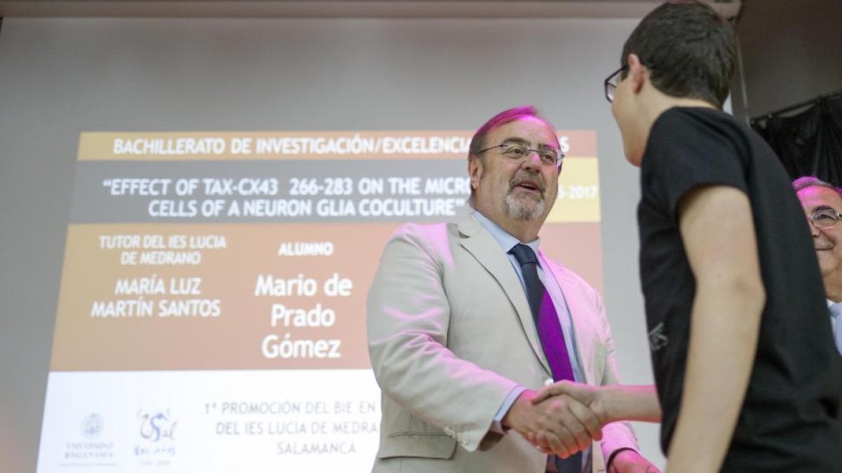 El consejero de Educación, Fernando Rey, visita el Instituto de Educación Secundaria Lucía de Medrano de Salamanca, y asiste a la entrega de diplomas de la primera promoción de Bachillerato de investigación/ Excelencia en idiomas-ICAL