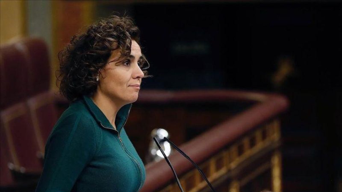 La portavoz del PP en el Congreso, Dolors Montserrat. en el Pleno de este martes.-EFE