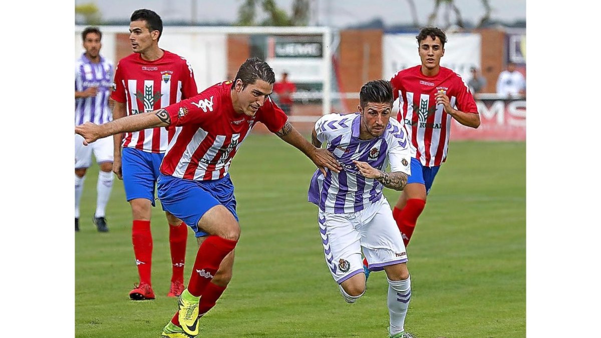 Antonio Domínguez intenta anticiparse a Lamas, ayer, en el partido disputado en Las Salinas.-BALCAZA