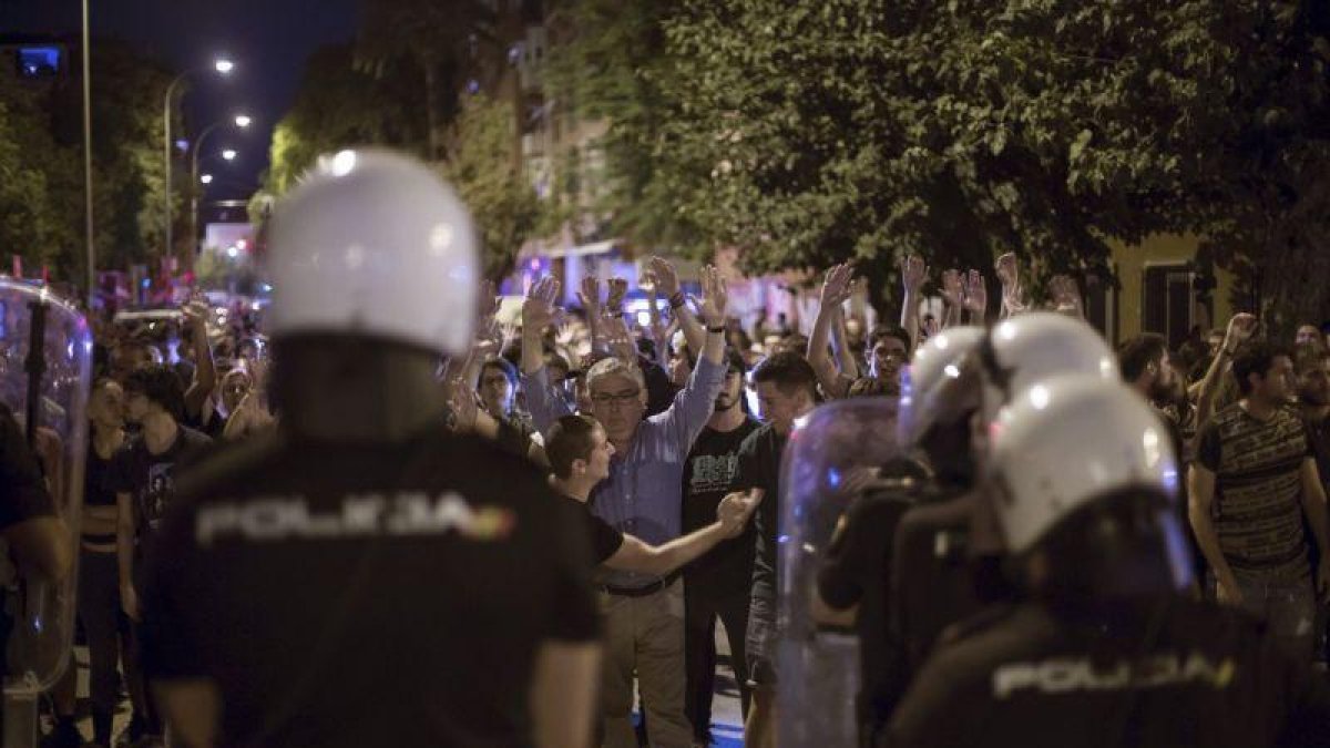 Protestas vecinales en el paso a nivel de Santiago el Mayor en Murcia contra la construcción del trazado del AVE en superficie.-CRISTOBAL OSETE (EFE)