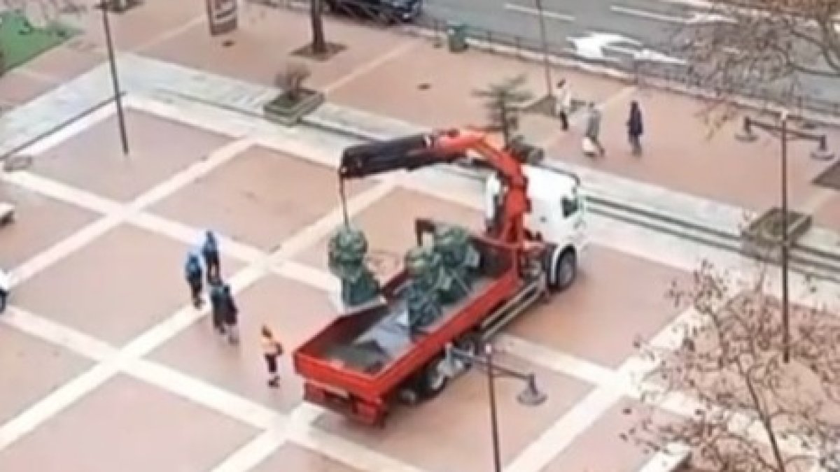 Retirada de la estatua de los Goya de la plaza Marcos Fernández en Parquesol - CabreadoNumero1 en X