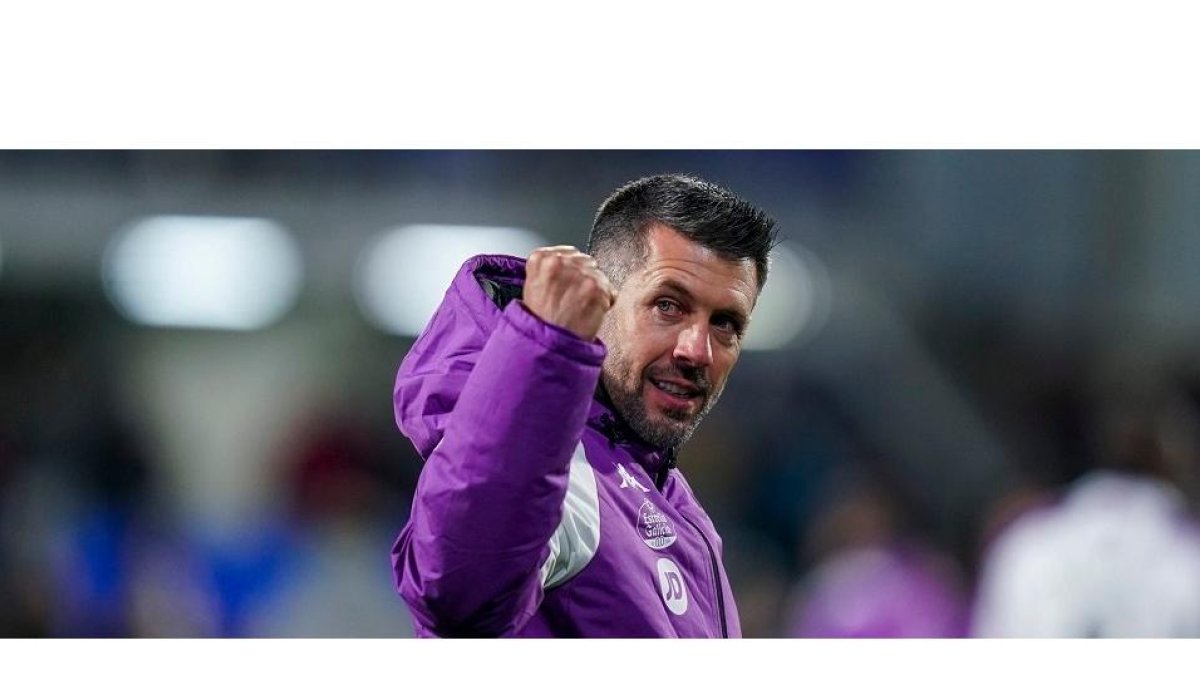 Paulo Pezzolano alza el puño tras el triunfo de 'su' Real Valladolid en Huesca. / IÑAKI SOLA / RVCF