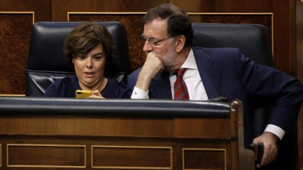 La vicepresidenta y el presidente observando el móvil, durante la sesión de control.-JOSE LUIS ROCA