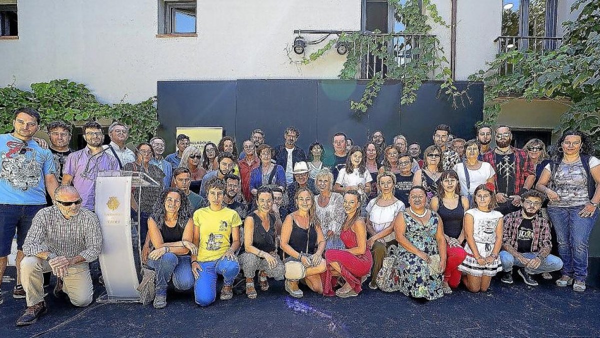 La concejala Ana Redondo junto a algunos de los artistas vallisoletanos.-ICAL