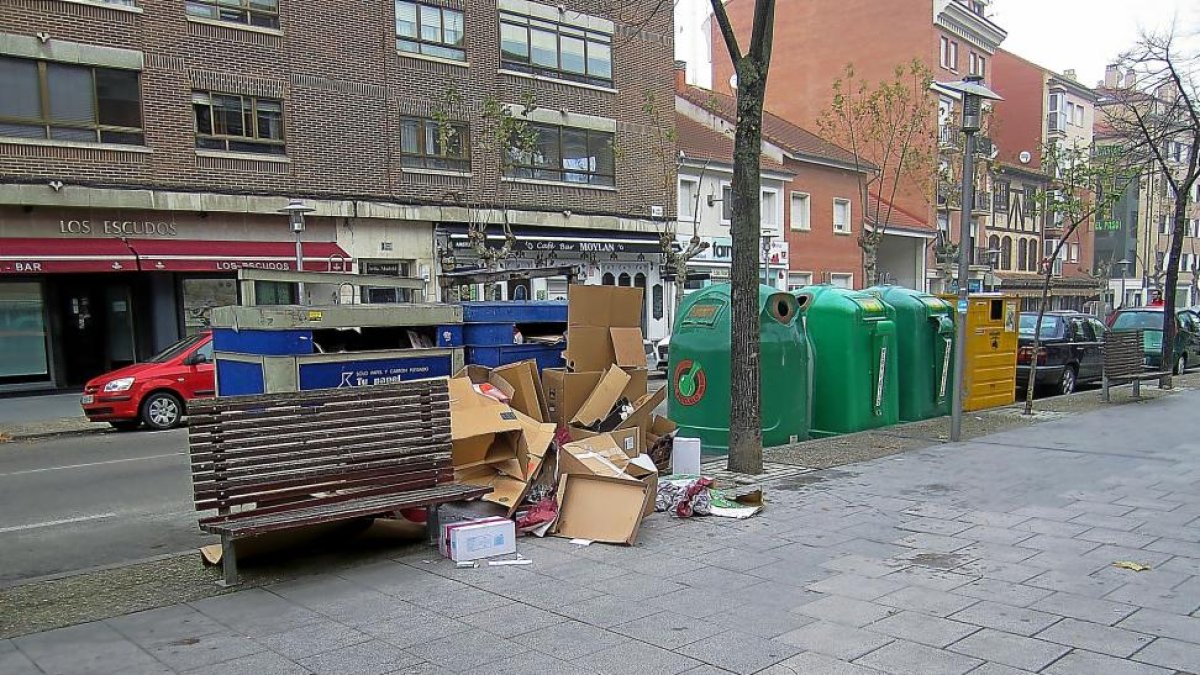 Laguna quiere evitar imágenes recientes como la de este contenedor desbordado de cajas de cartón.-E.M.