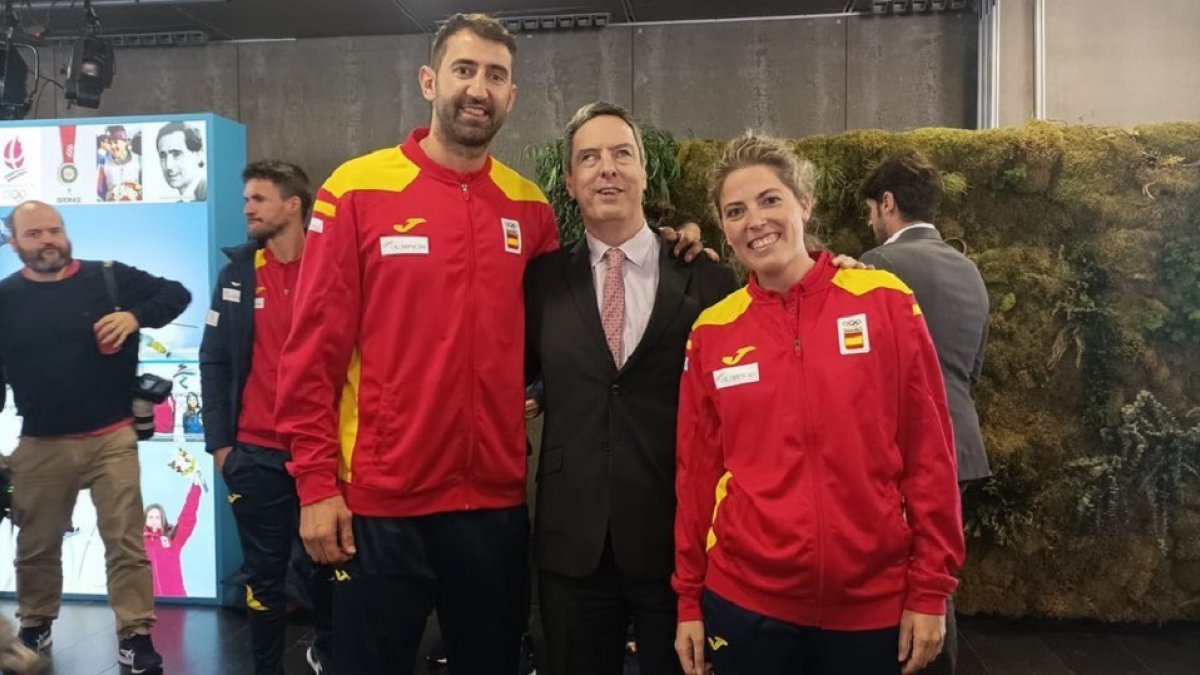 Óscar Perales y Laura López Valle junto a Enrique Sánchez-Guijo. / EL MUNDO