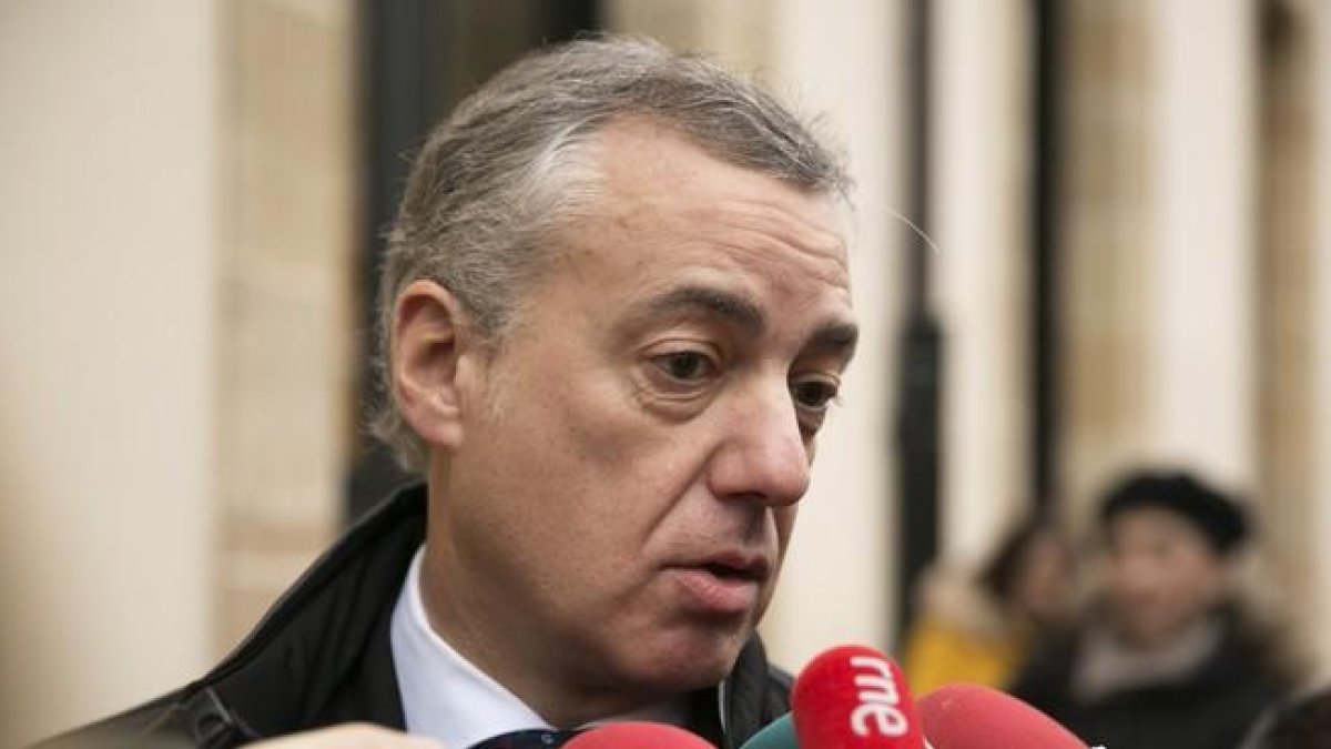 El lendakari Íñigo Urkullu opina ante los medios de comunicacion sobre los resultados de las elecciones en Catalunya, a su llegada al Parlamento Vasco en Vitoria.-EFE / DAVID AGUILAR