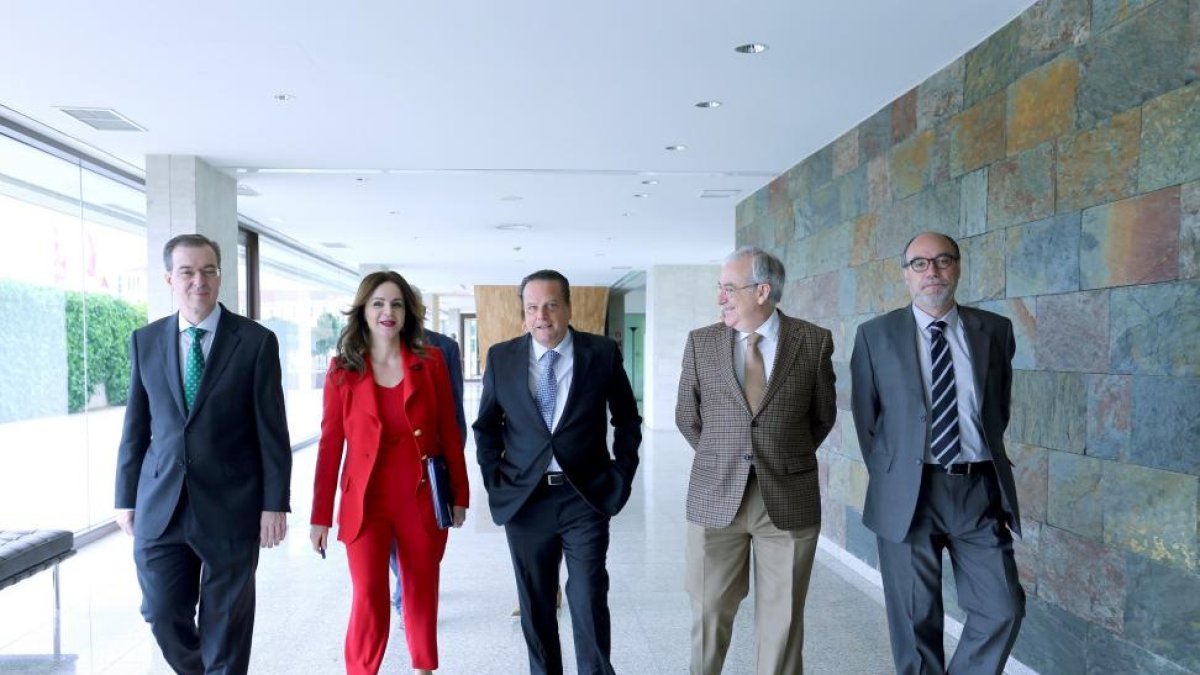 La presidenta de las Cortes, Silvia Clemente, inaugura la Jornada 'Aproximación a las nueves leyes de procedimiento administrativo y régimen jurídico del sector público', organizada por la Asociación de Letrados de Castilla y León.-ICAL