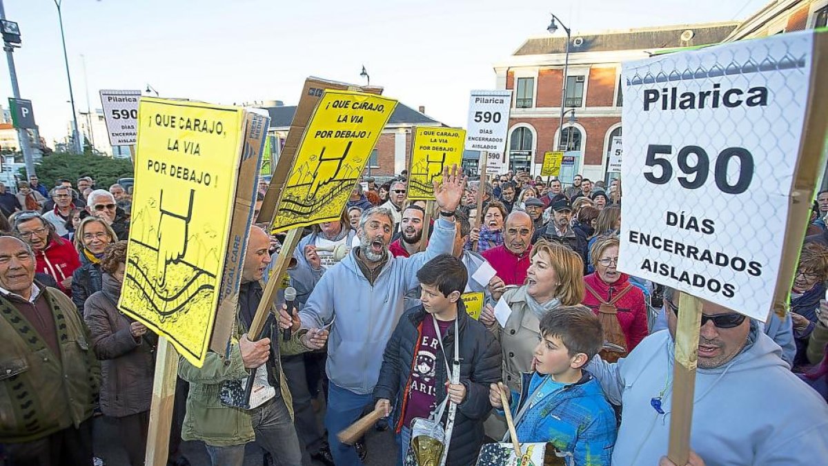 Imagen de una manifestación por el soterramiento.-PHOTOGENIC