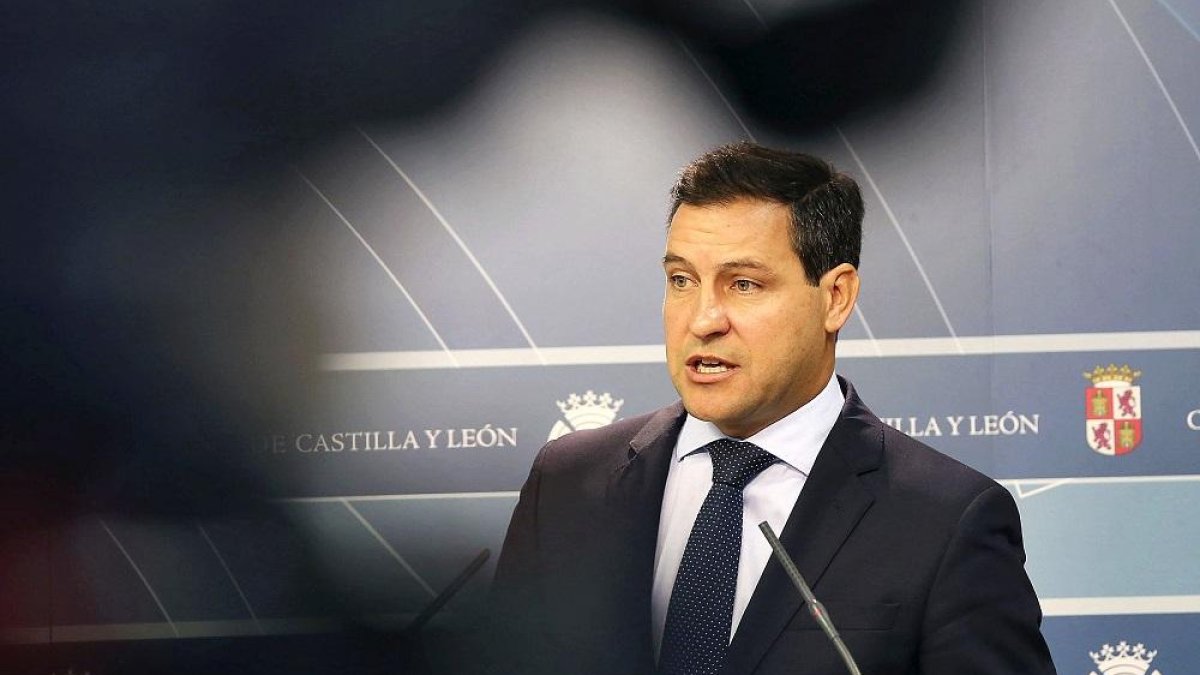 Raúl de la Hoz, en una comparecencia ante los medios en las Cortes.-ICAL