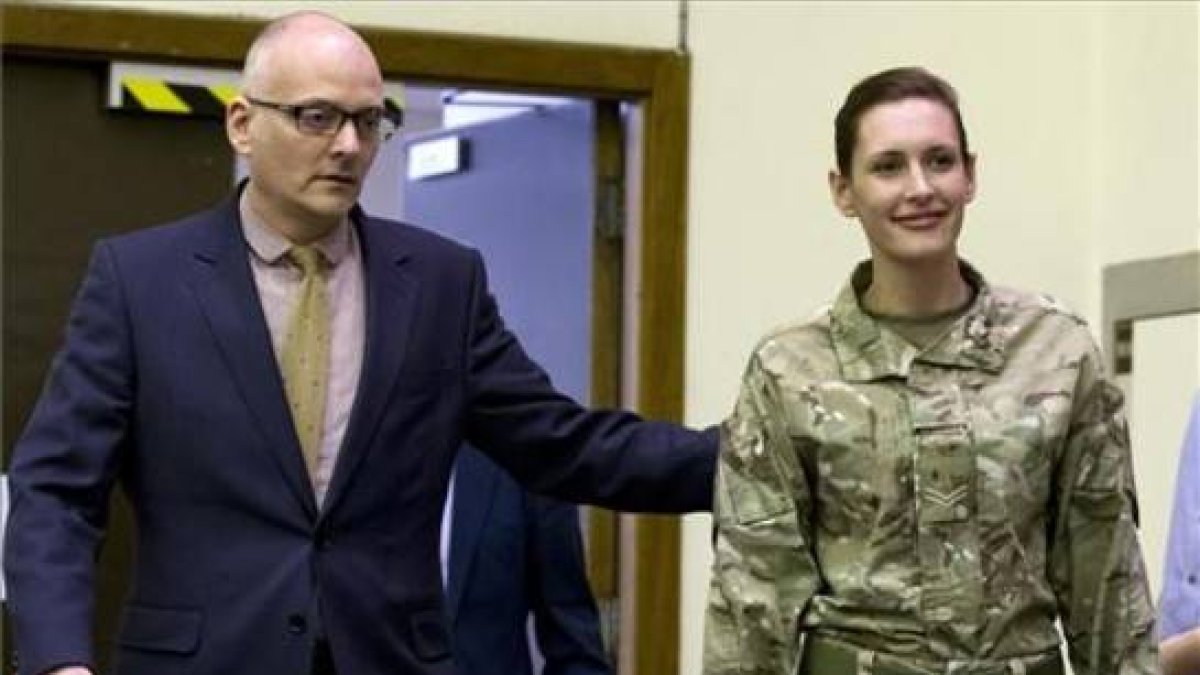 Anna Cross, junto al doctor Michael Jacobs, a su llegada a la rueda de prensa en el Royal Free Hospital, en Londres.-Foto:  JUSTIN TALLIS / AFP