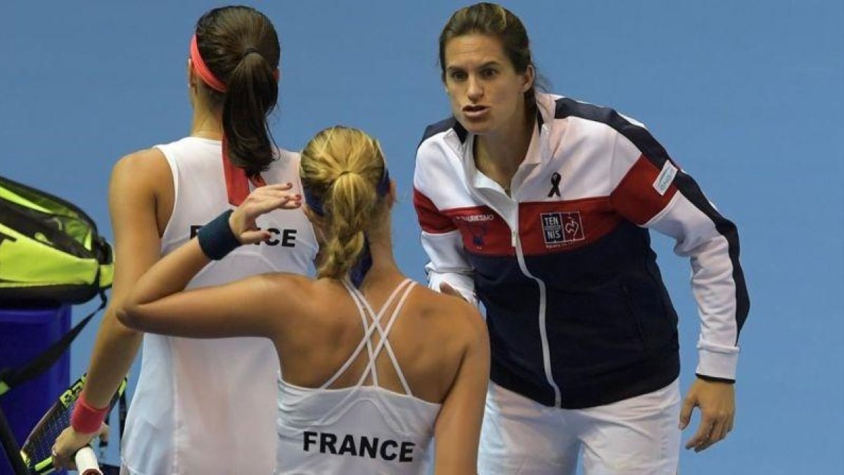 Amélie Mauresmo, animando a las jugadoras francesas el pasado fin de semana.-AFP / PATRICK HERTZOG