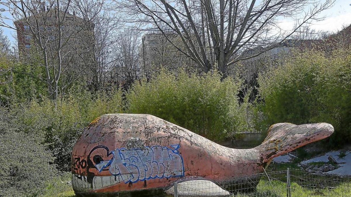 La ballena, el símbolo del parque Juan de Austria.-J.M.LOSTAU