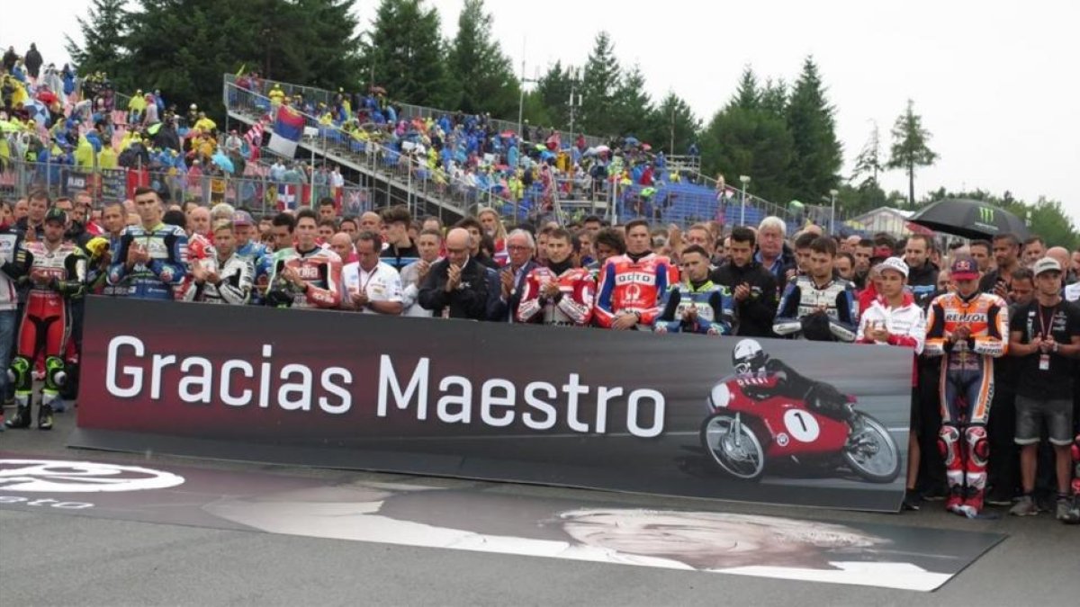 El Mundial de motociclismo ha despedido hoy al maestro Ángel Nieto con un minuto de silencio-ENVIADO ESPECIAL