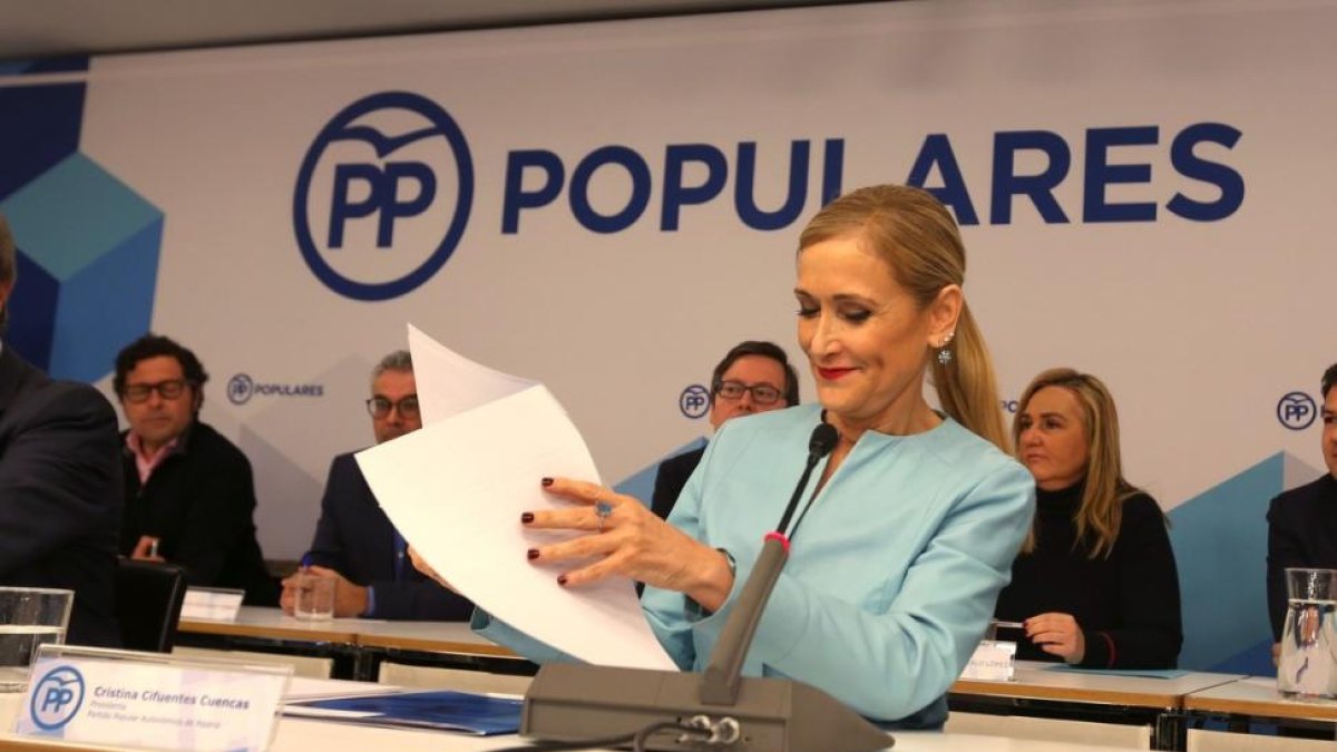 La presidenta de la Comunidad de Madrid, Cristina Cifuentes, preside la reunion del PP de Madrid.-/ DAVID CASTRO
