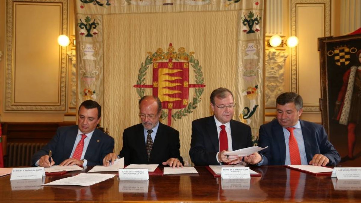 El alcalde de Simancas, Miguel Rodríguez; el alcalde de Valladolid, Javier León de la Riva; el consejero de Fomento y Medio Ambiente, Antonio Silván y el alcalde de Arroyo de la Encomienda, José Manuel Méndez-Ical