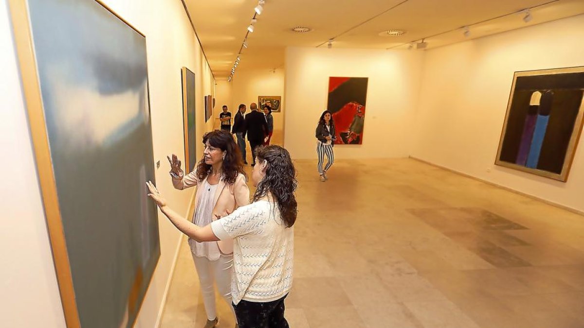 Beatriz Pastrana y Ana Redondo contemplan  una de las obras expuestas de Esteban Vicente.-J.M.LOSTAU