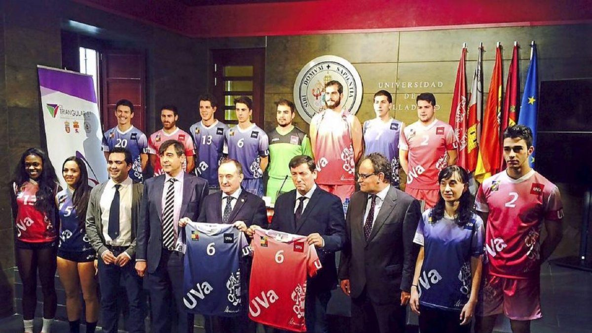 El rector Daniel Miguel y el director del Parque Científico, Celedonio Álvarez, portan la nueva uniformidad deportiva junto a una representaciíon de deportistas de los doce equipos federados de la Universidad de Valladolid.-G. Velasco