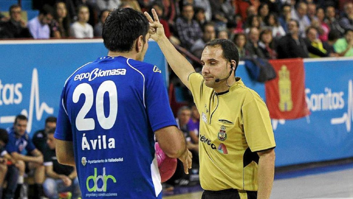 El colegiado andaluz Sebastián Fernández excluye dos minutos a Ávila durante el partido ante el Teucro-J.M.Lostau