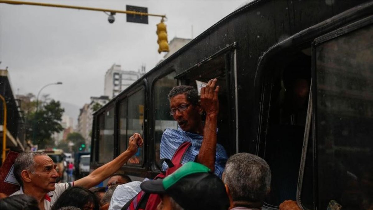 Colas en Caracas para coger el bus.-/ EFE / CRISTIAN HERNÁNDEZ