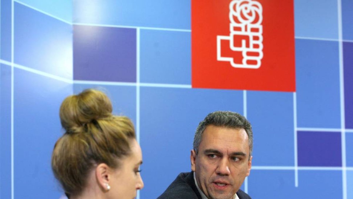 El secretario general del PSOE de Valladolid, Javier Izquierdo, y la concejalas del PSOE en el municipio de Arroyo, Verónica Calvo-Ical