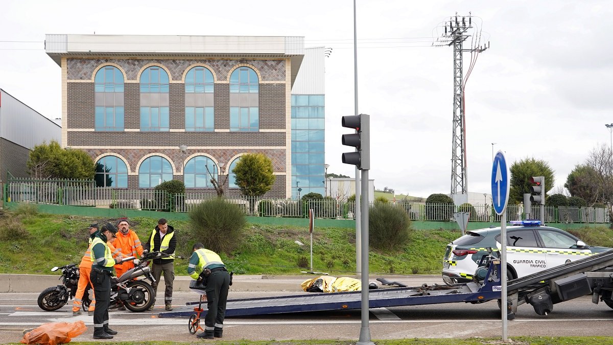 Los servicios de emergencia actúan en el lugar del siniestro.- ICAL