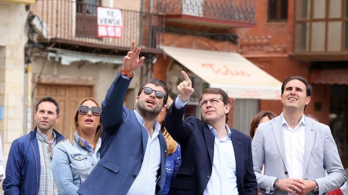 El candidato del PP a la Presidencia de la Junta, Alfonso Fernández Mañueco,pasea por las calles de Medina del Campo (Valladolid)-ICAL