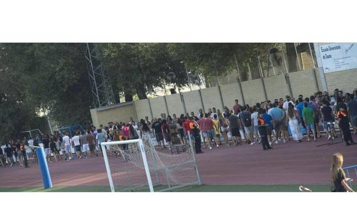 Polideportivo de Osuna (Sevilla), donde se están realizando los 'castings' de 'Juego de tronos'.-Foto: EFE / RAFA ALCAIDE