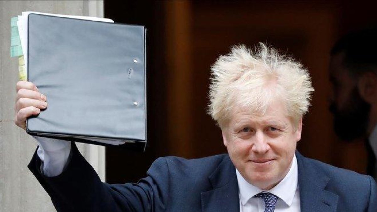 Boris Johnson, ayer al salir de Downing Street.-TOLGA AKMEN AFP