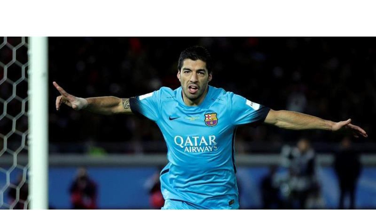 El delantero uruguayo del FC Barcelona Luis Suárez celebra su gol durante la semifinal del Mundial de Clubes-