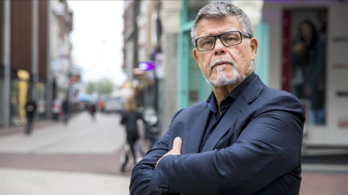 El holandés Emile Ratelband, en el centro de la ciudad de Arnhem-ROLAND HEITINK