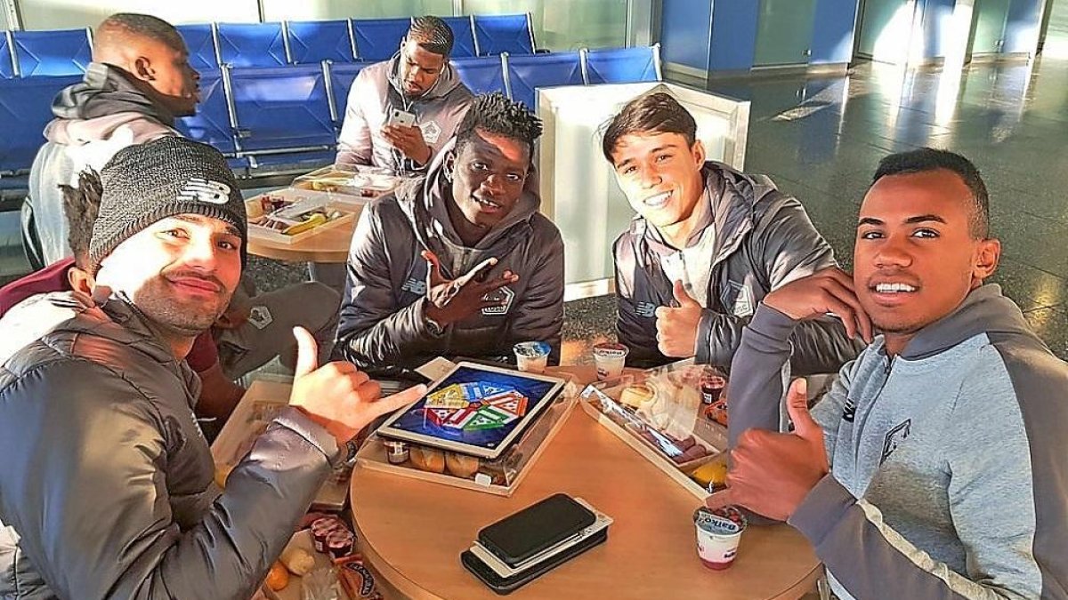 Los jugadores del Lille juegan al parchís en el aeropuerto.-LOSC