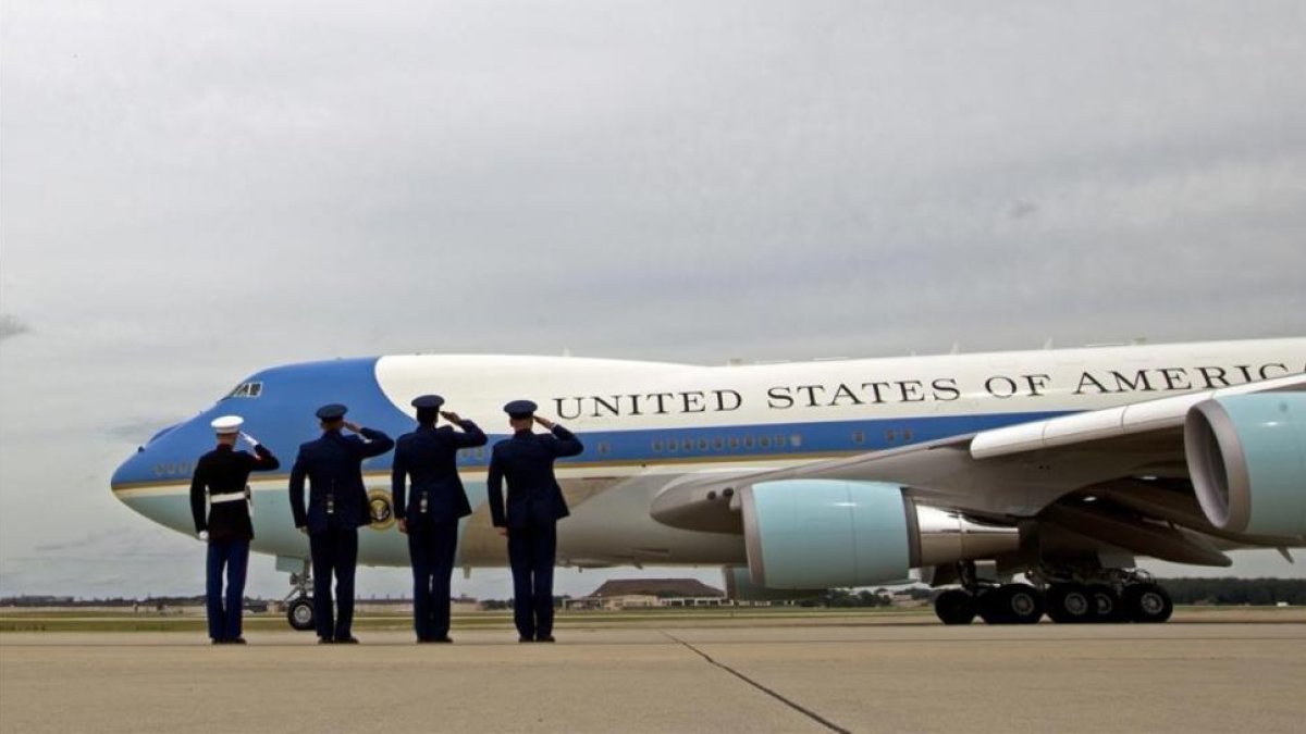 El Air Force One en la base Andrew.-AP / JOSÉ LUÍS MAGANA
