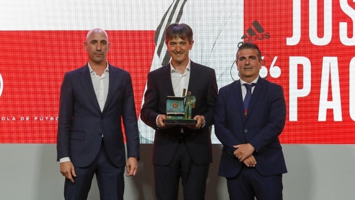 Pacheta recoge su premio entre Rubiales y el hijo de Ramón Cobo. / RFEF