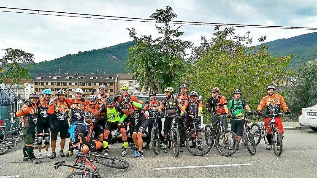 El buen humor y la pasión por la bicicleta son los denominadores comunes entre todos los integrantes de Renedo Bike Club.-EL MUNDO