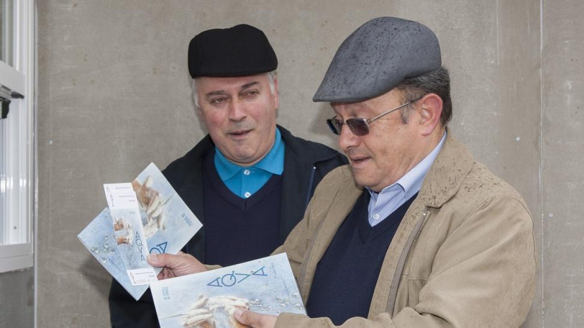 Los hermanos portugeses Gonzalo y José Maria Vale, de Valença do Minho, primeros visitantes a la exposición Aqua de las Edades del Hombre.-ICAL