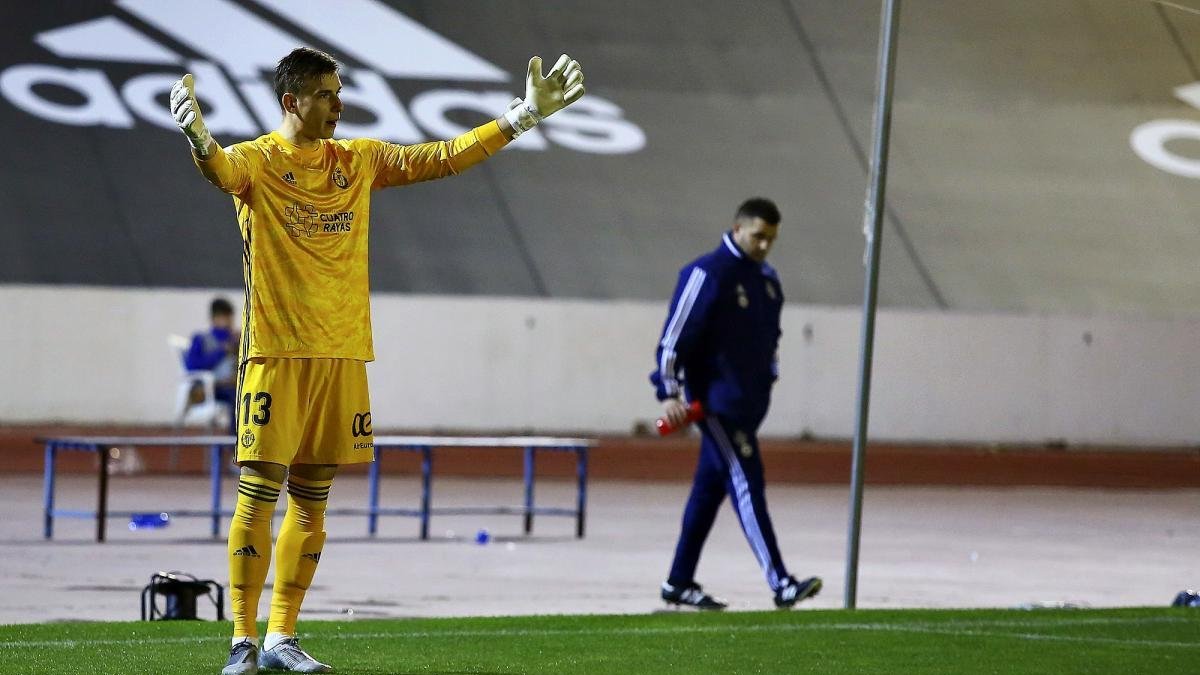 Lunin, el protagonista del partido, brazos en alto antes de lanzar un saque de puerta ayer en Marbella.-PHOTO-DEPORTE