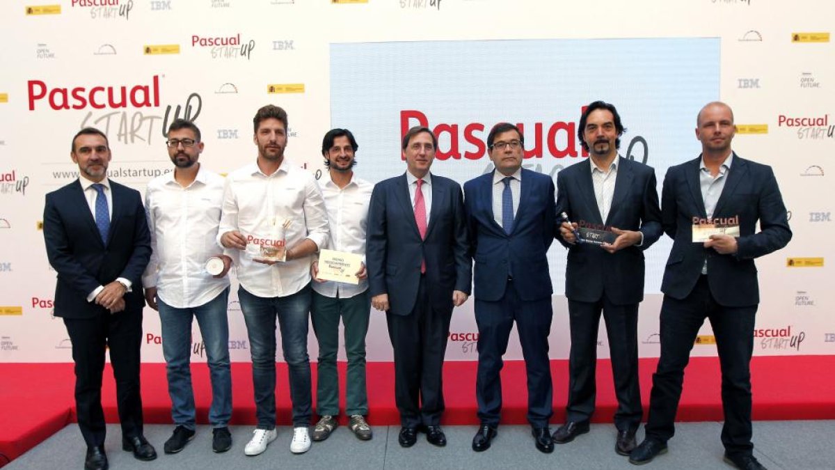 El presidente del grupo Pascual, Tomás Pascual Gómez Cuétara y el secretario general de Agricultura y Alimentaciín, Carlos Cabanas, junto a los ganadores de los premios 'Pascual Startup, con el objetivo de fomentar y apoyar la innovación.-ICAL