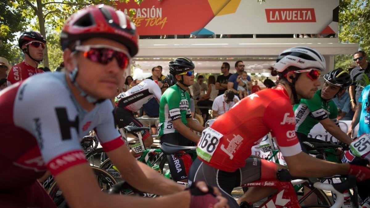 Los ciclistas en la salida de la quinta etapa de la Vuelta, en Granada. /-JORGE GUERRERO