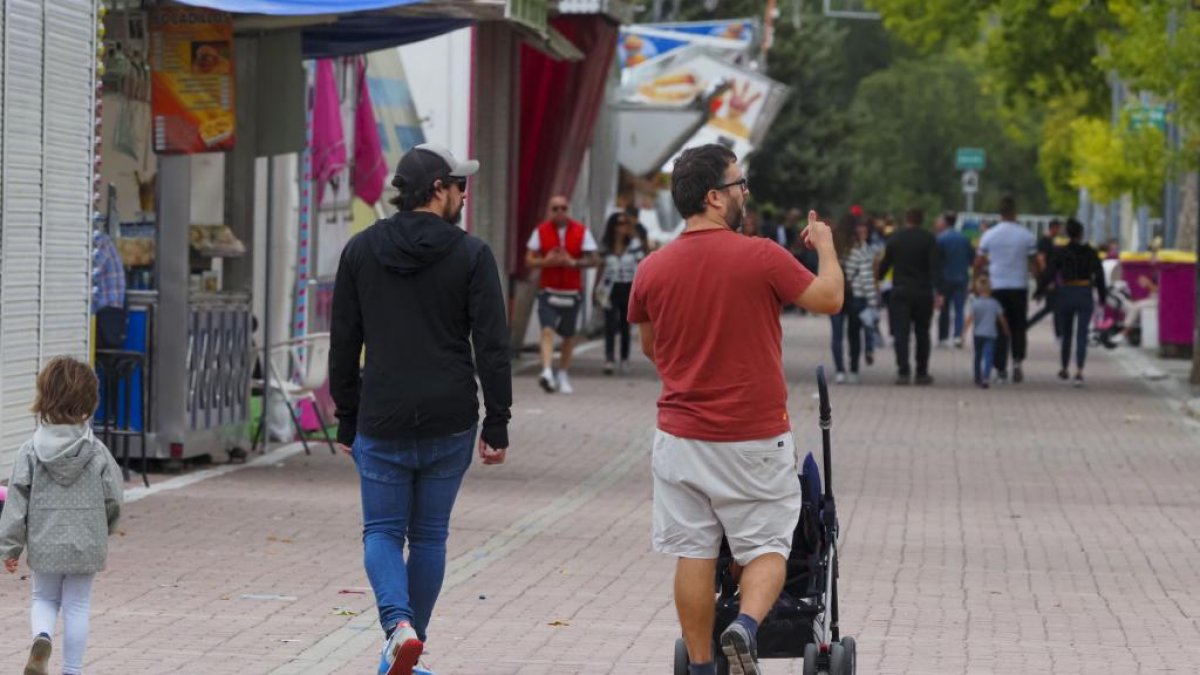 Gente paseando cerca de los carruseles. PHOTOGENIC