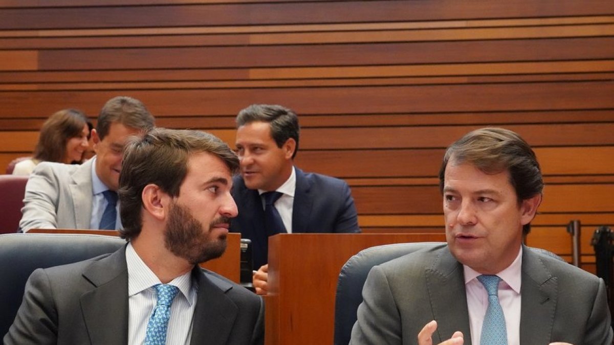 Juan García-Gallardo y Alfonso Fernández Mañueco, en una imagen de archivo durante un Pleno de las Cortes de Castilla y León.- ICAL