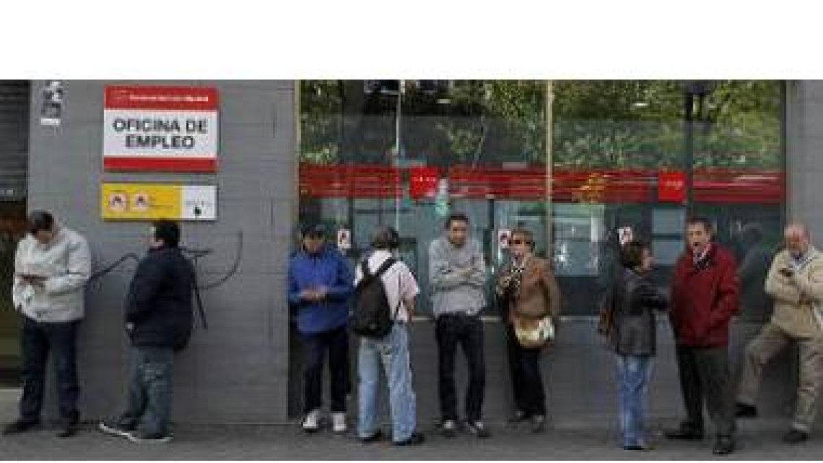 Fila a las puertas de una oficina de empleo.-Foto: AP