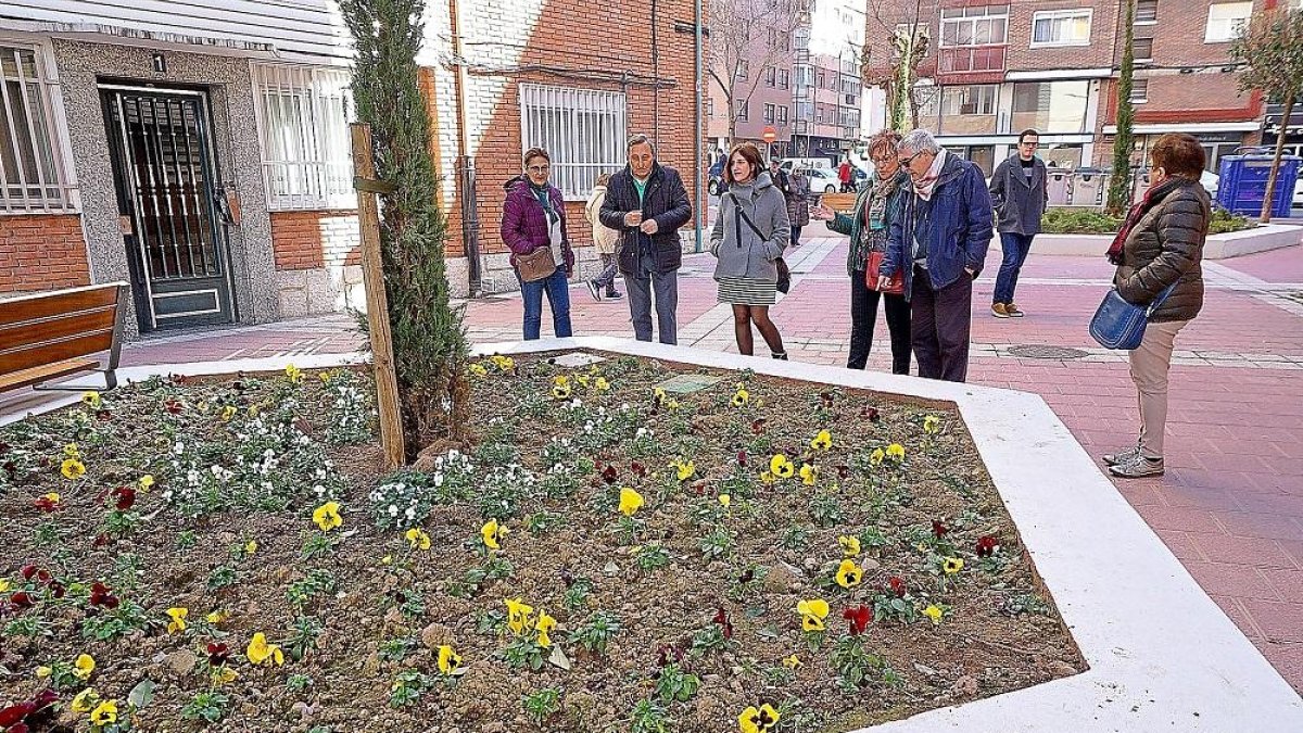 Manuel Saravia y María Sánchez, junto con miembros de las asociaciones.-E. PRESS