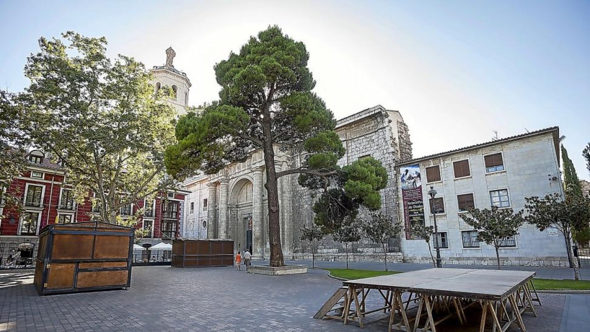 Casetas y escenario preparados en la Plaza de la Universidad para las fiestas.-Pablo Requejo