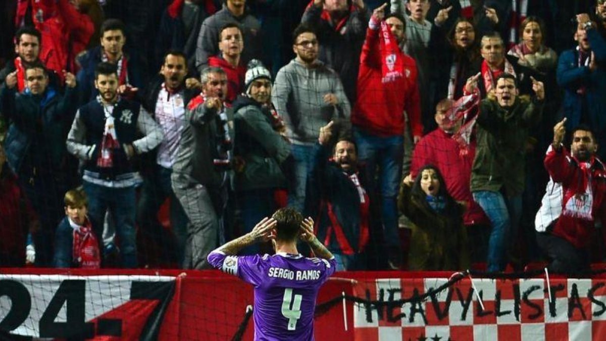 Sergio Ramos celebra su gol 'a lo Panenka' frente a los Biris en el Sánchez Pizjuán.-AFP / CRISTINA QUICLER