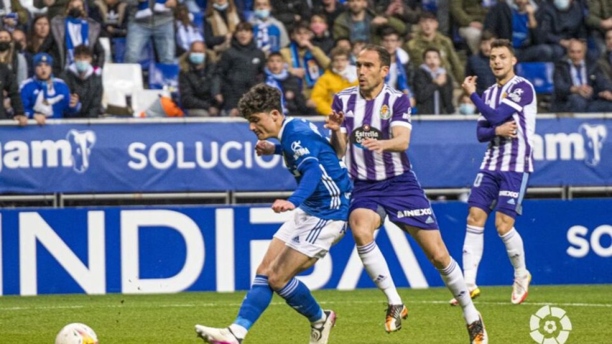 Nacho Martínez en la acción del gol de Javi Mier en Oviedo. / LA LIGA