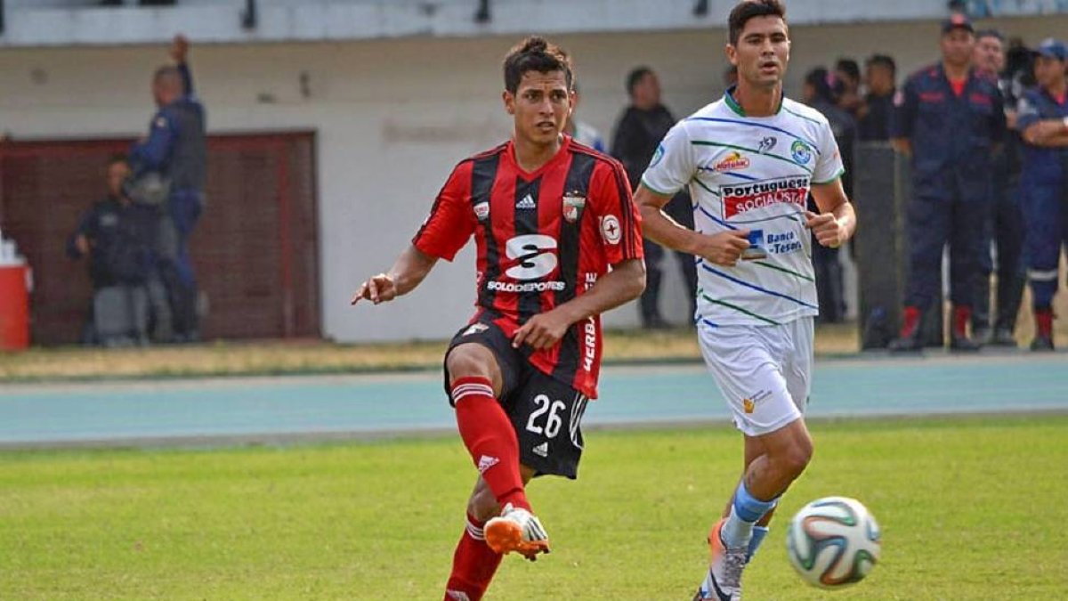 Renzo Zambrano da un pase durante un partido de Liga entre el Deportivo Lara y la Portuguesa.-Desdeelcemento.com