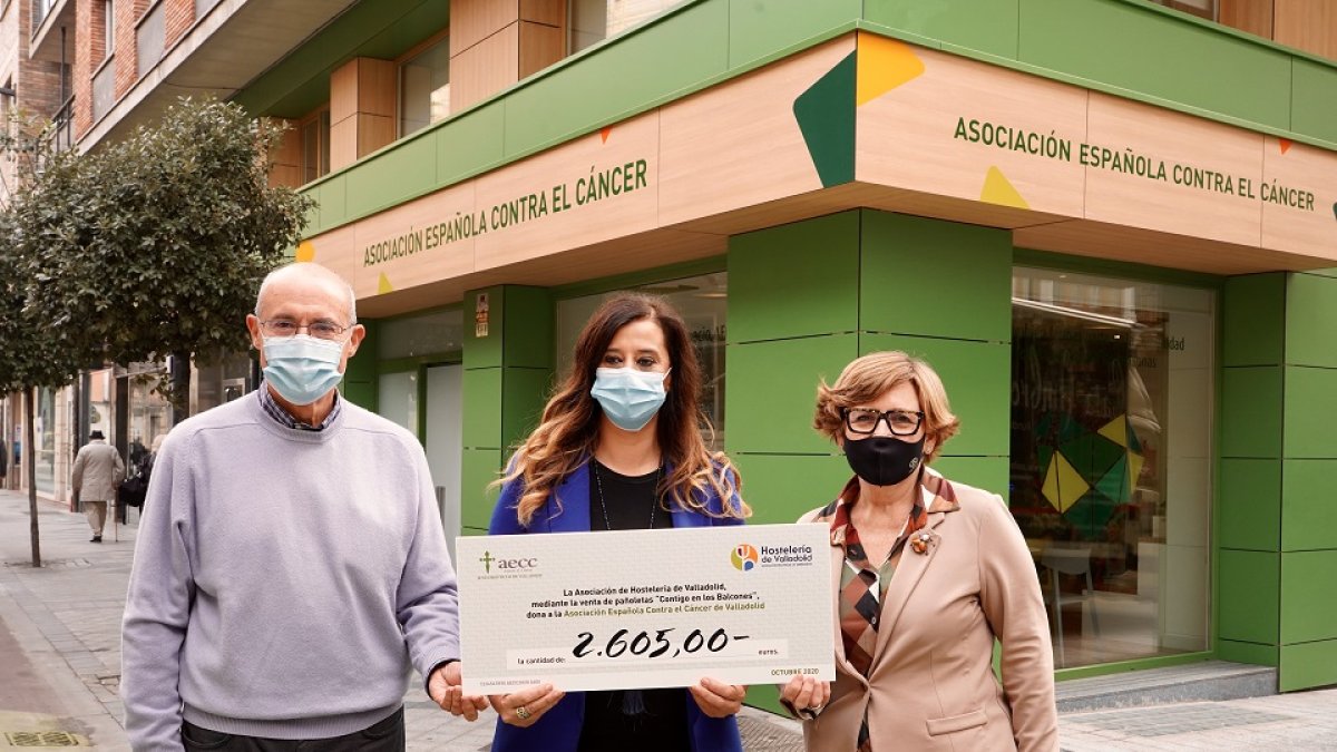 La presidenta de la Asociación Provincial de Empresarios de Hostelería, María José Hernández, hace entrega al presidente de la AECC, Artemio Domínguez de la recaudación obtenida por el sector de hostelería por la venta de pañoletas.- ICAL