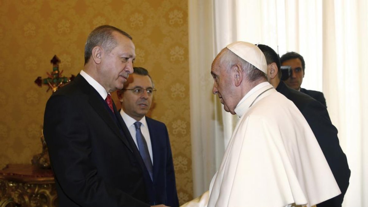 El papa Francisco saluda al presidente turco Erdogan a su llegada al Vaticano.-KAYHAN OZER / AP